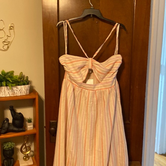 Brand new forever, 21+ halter peekaboo top midi dress😍😍😍 - Picture 3 of 16